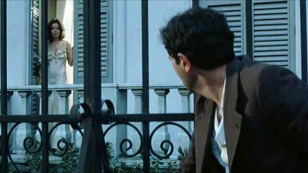 Une femme à sa fenêtre 0