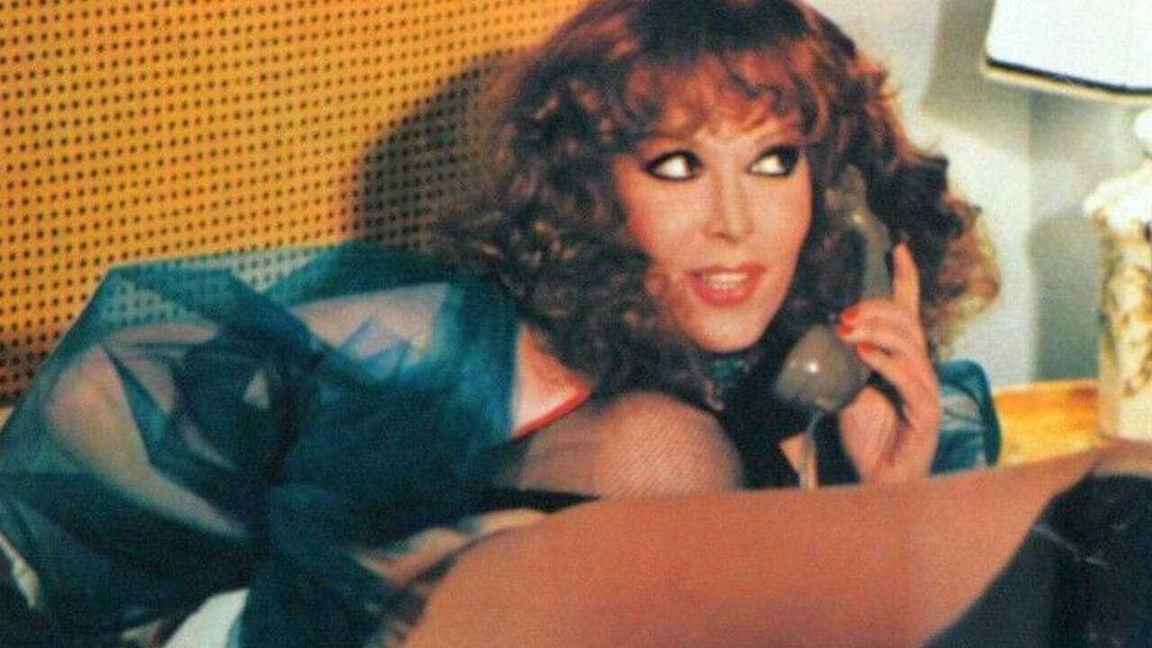 La cameriera seduce i villeggianti 0