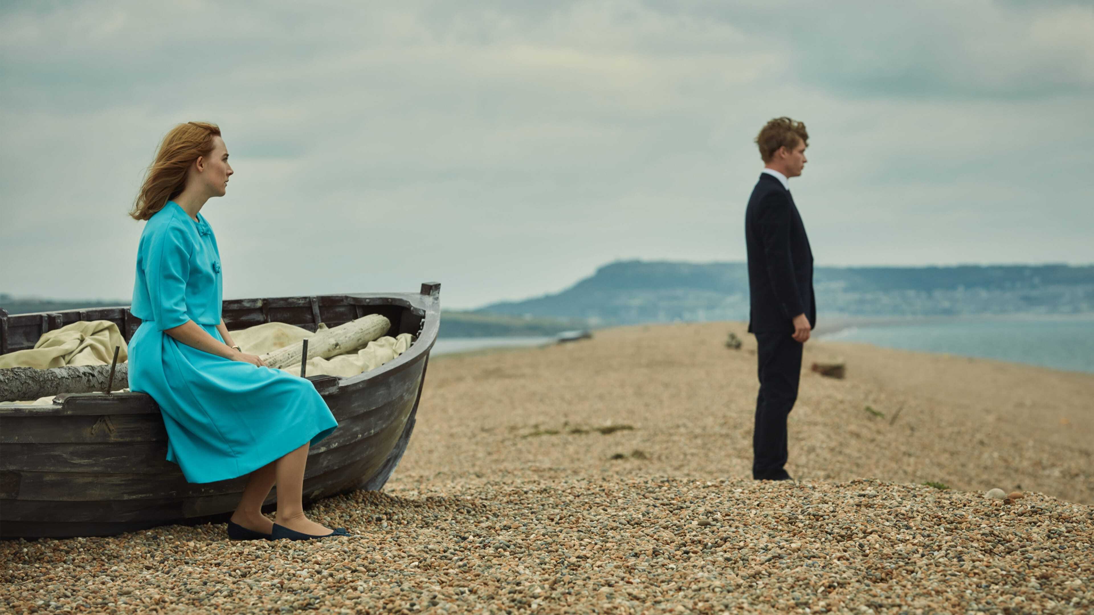 Sur la plage de Chesil 0