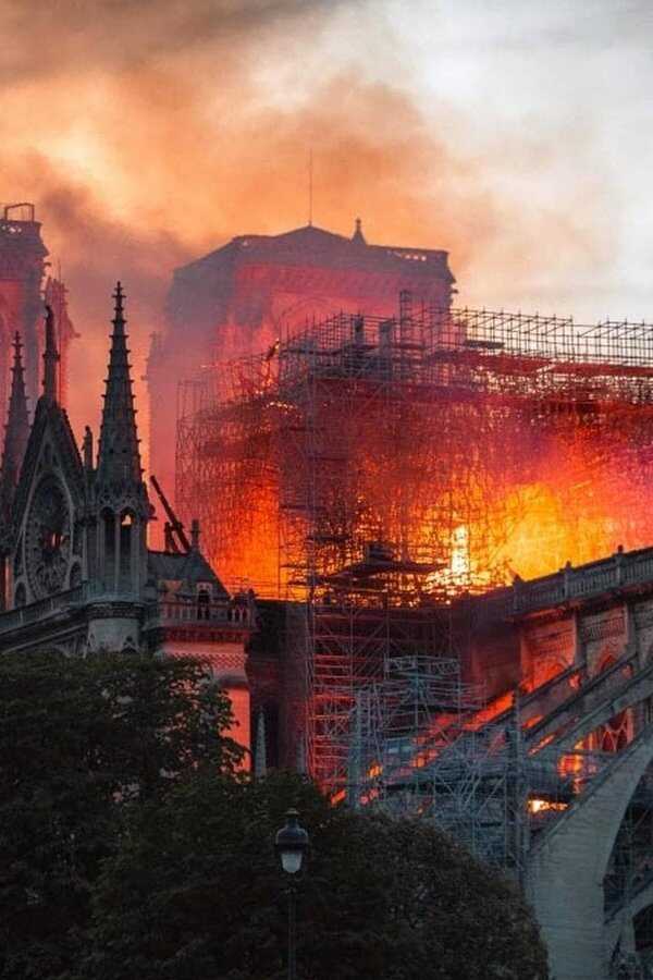 Notre-Dame brûle (2022) 0